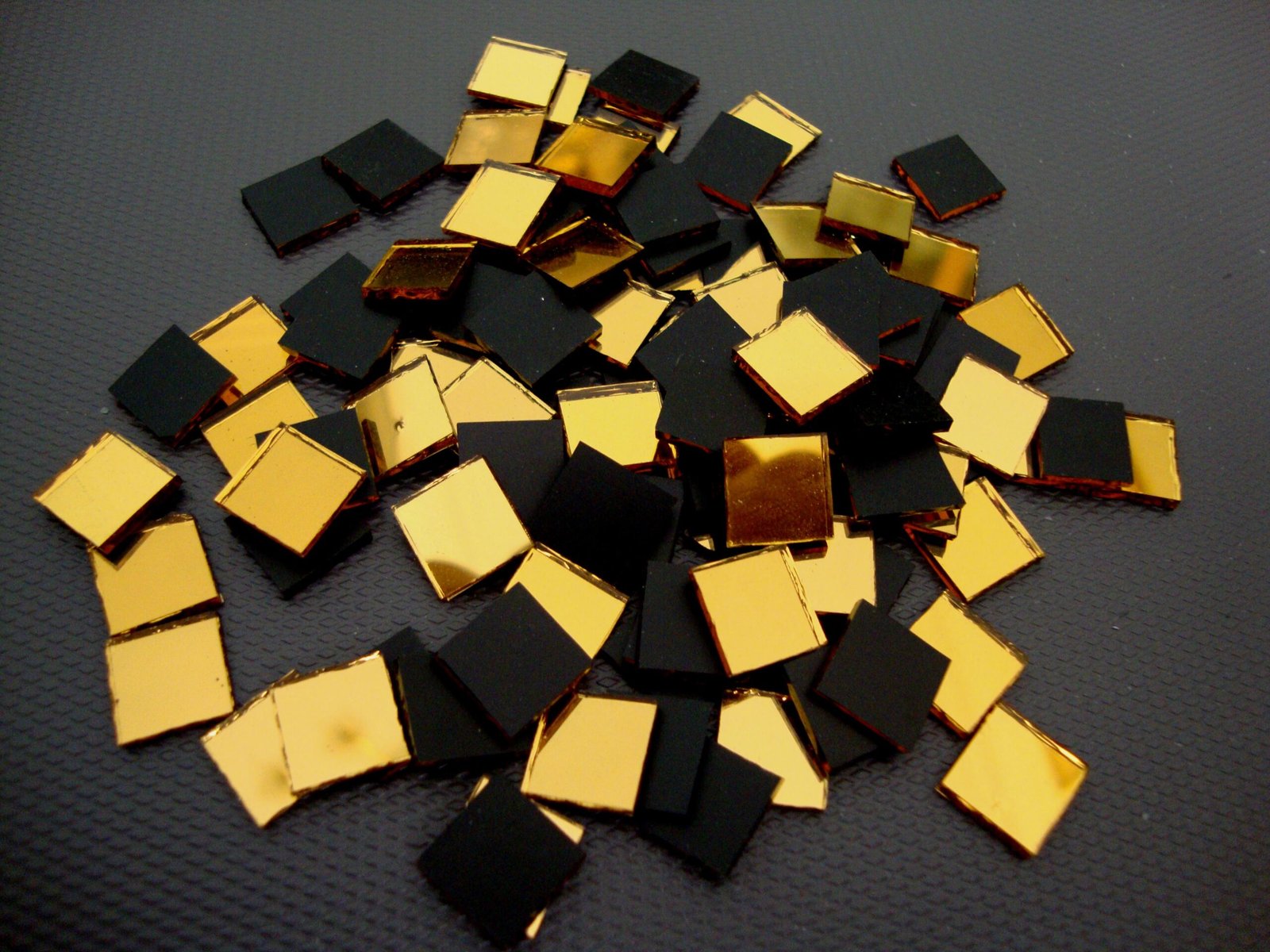 Gold mirror glass 1x1 cm, 1.8 mm thick, 300 pieces.